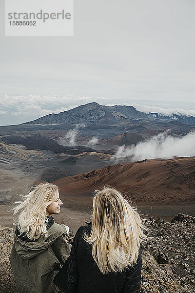 Junge Freunde sitzen am Haleakala-Krater  Maui  Hawaii  USA