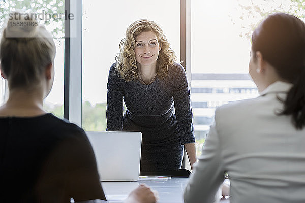 Geschäftsfrauen bei einer Besprechung in einem hellen Büro