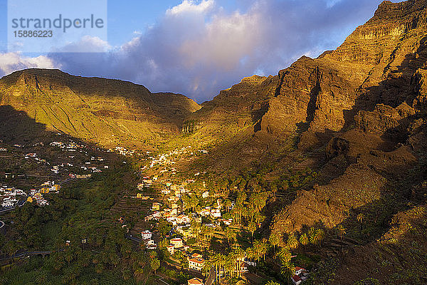 Spanien  Santa Cruz de Tenerife  Valle Gran Rey  Luftaufnahme eines Dorfes im Bergtal in der Abenddämmerung