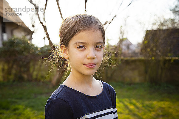 Porträt eines Mädchens im Garten