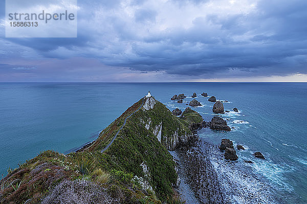 Neuseeland  Otago  Lange Exposition des Nugget Point bei bewölktem Morgengrauen