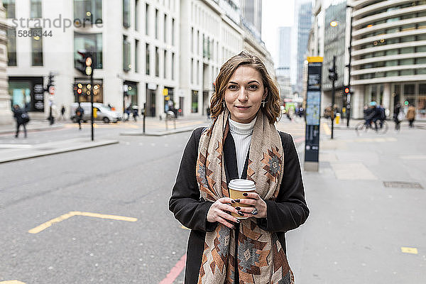 Porträt einer selbstbewussten Frau in der Stadt  London  UK