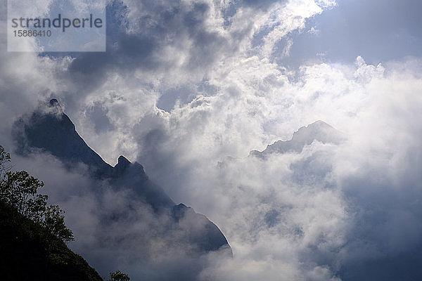 Frankreich  Hautes-Pyrénées  Pic de Gabizos in Wolken gehüllt