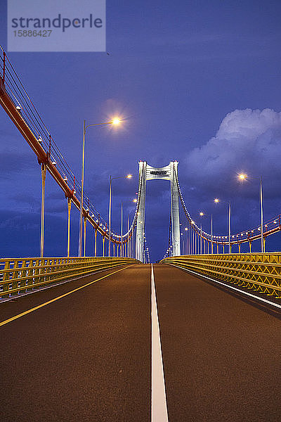Mosambik  Maputo  Leere Maputo-Katembe-Brücke bei Nacht