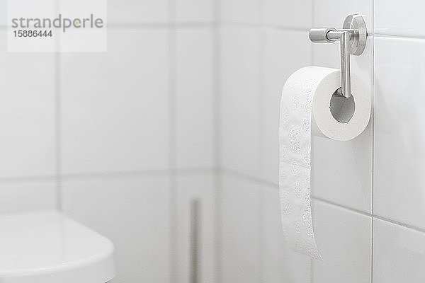Toilettenpapier in weißer Wanne