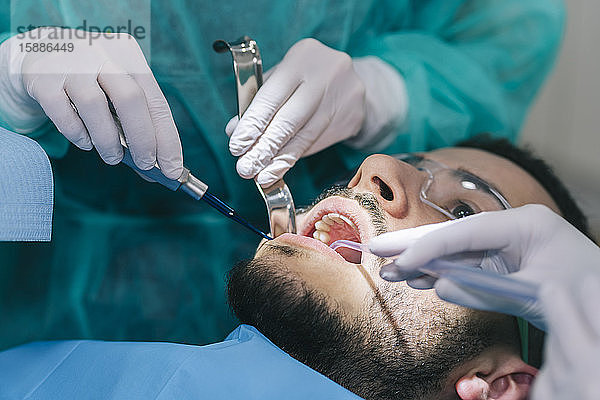 Porträt eines Mannes in Zahnbehandlung