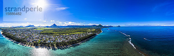 Mauritius  Black River  Flic-en-Flac  Hubschrauber-Panorama der Sonne über dem Indischen Ozean und dem Küstendorf