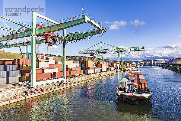Deutschland  Baden-Württemberg  Stuttgart  Containerschiff im Handelsdock am Neckarufer