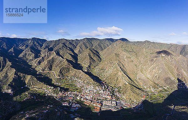 Spanien  Provinz Santa Cruz de Tenerife  Vallehermoso  Luftaufnahme der im hügeligen Tal der Insel La Gomera gelegenen Stadt