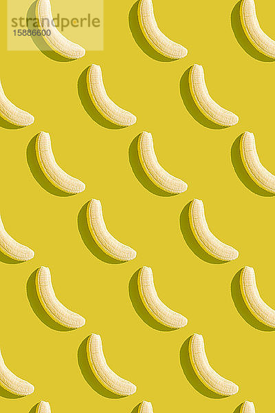 3D-Illustration von geschälten Bananen auf gelbem Hintergrund