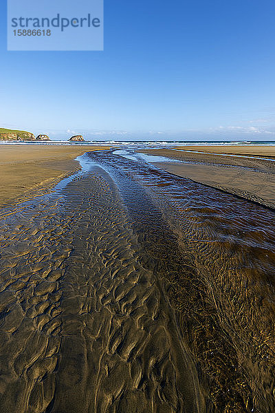 Neuseeland  Otago  Küstenwasser fließt durch den Sand von Tautuku Beach