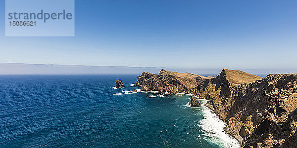 Portugal  Madeira  klarer Himmel über der Landzunge Ponta de Sao Lourenco