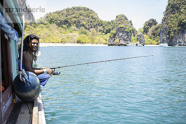 Junger Einheimischer beim Angeln auf einer Bootsfahrt  Ko Yao Yai  Thailand