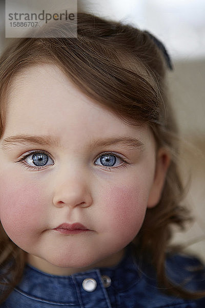 Bildnis eines Kleinkindes mit blauen Augen und roten Wangen