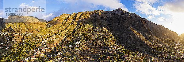 Spanien  Santa Cruz de Tenerife  Valle Gran Rey  Luftpanorama des Dorfes im Bergtal bei Sonnenuntergang