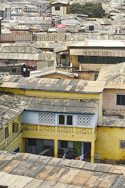 Ghana  Accra  Wellblechdächer armer afrikanischer Vorstadthäuser
