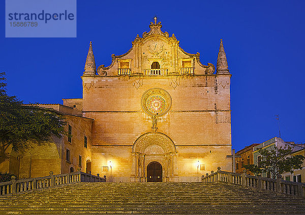 Spanien  Balearen  Felanitx  Fassade der Kirche von Felanitx bei Nacht
