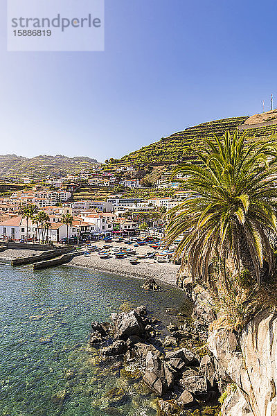 Portugal  Madeira  Camara de Lobos  Klarer Himmel über der Küstenstadt im Sommer