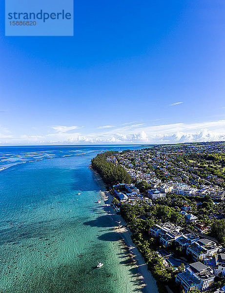 Mauritius  Black River  Flic-en-Flac  Luftaufnahme des blauen Sommerhimmels über der Küstenstadt