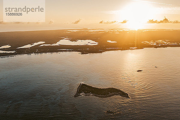 Karibik  Bahamas  Drohnenansicht der nordöstlichen Küste von Exuma bei Sonnenuntergang