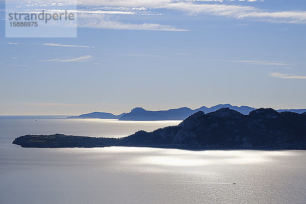 Spanien  Mallorca  Silhouette des Cap des Pinar und der Victoria-Halbinsel im Morgengrauen