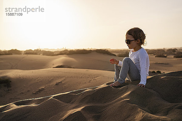 In Sanddünen sitzendes Mädchen  Gran Canaria  Spanien