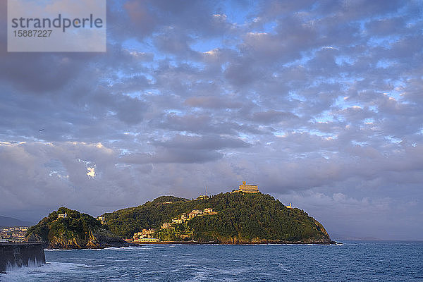 Spanien  Gipuzkoa  San Sebastian  Wolken über Monte Igueldo in der Abenddämmerung