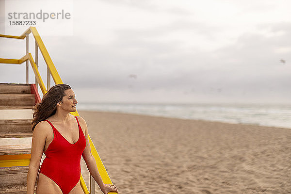 Frau im roten Badeanzug in der Rettungsschwimmerhütte in Miami Beach  Miami  Florida  USA