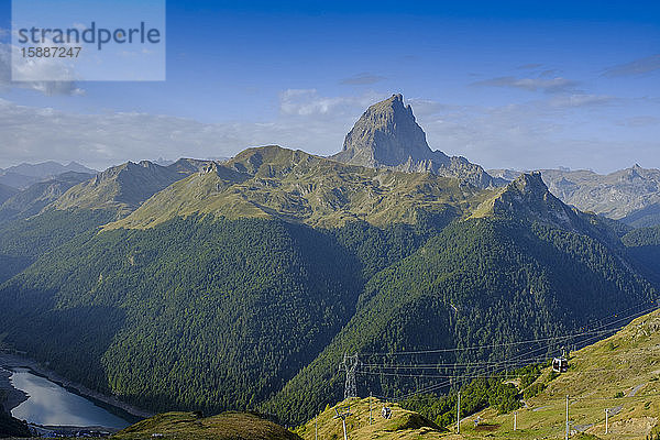 Frankreich  Pyrenäen-Atlantik  Laruns  Panoramablick auf den Pic du Midi dOssau und das Ossau-Tal