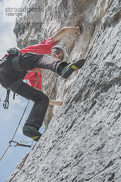 Bergsteiger klettert Felswand