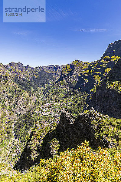 Portugal  Madeira  Curral das Freiras  Bergdorf vom Aussichtspunkt Eira do Serrado aus gesehen