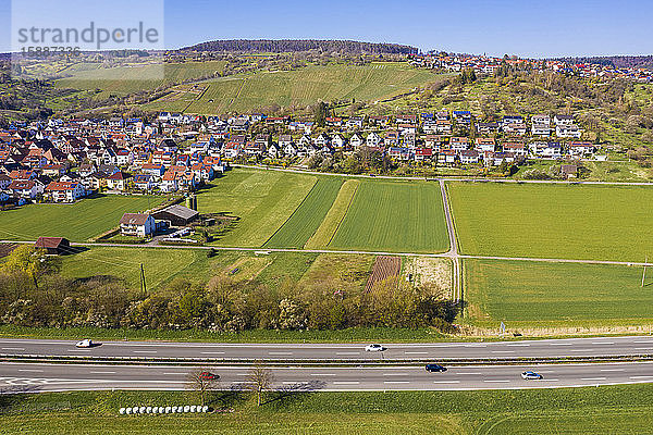 Deutschland  Baden-Württemberg  Remstal  Luftaufnahme des Verkehrs auf der Bundesstraße B29 mit Stadt im Hintergrund