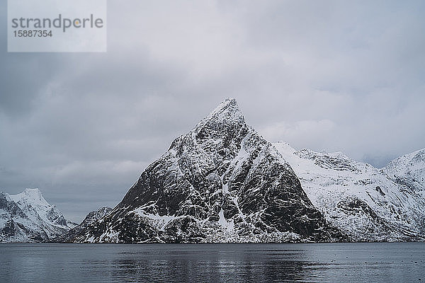 Küstenlandschaft mit Gebirge  Lofoten  Norwegen