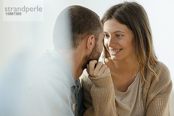 Liebevolle  hübsche  brünette Frau  die ihren Freund anlächelt  der verliebt und eng zusammen ist