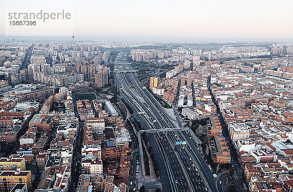 Spanien  Madrid  Hubschrauberansicht von mehrspurigen Autobahnen mitten in der Stadt
