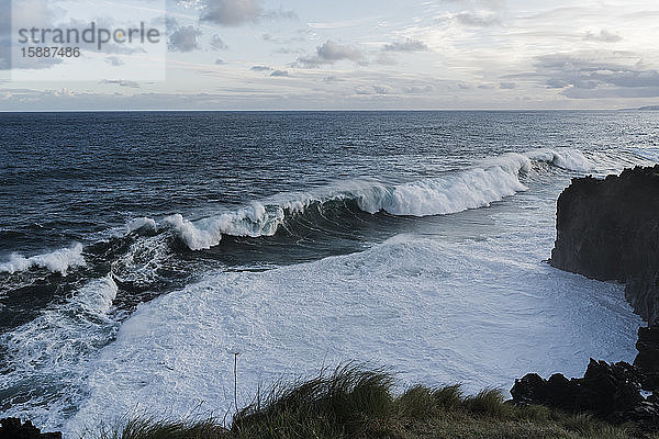 Brechende Wellen an der Küste  Sao-Miguel-Insel  Azoren  Portugal