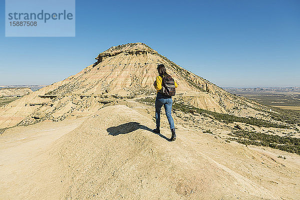 Frau wandert in der Wüstenlandschaft von Bardenas Reales  Arguedas  Navarra  Spanien