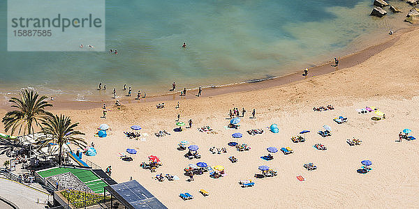 Portugal  Madeira  Calheta  Hochwinkelansicht von Menschen  die sich im Sommer am Sandstrand der Küste entspannen