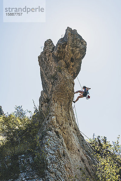 Junge Frau klettert Felsnadel in Kantabrien  Spanien