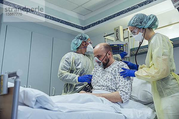 Ärzte  die einen Patienten auf der Notfallstation eines Krankenhauses künstlich beatmen