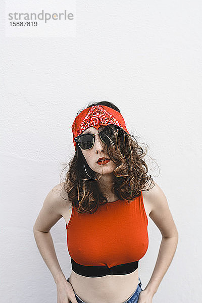 Porträt einer jungen Frau mit Stirnband und Sonnenbrille s