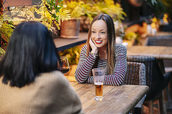 Freunde  die in einem Restaurant etwas trinken  sich unterhalten