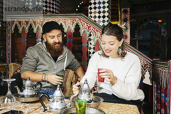 Porträt eines Paares in einem Teeladen