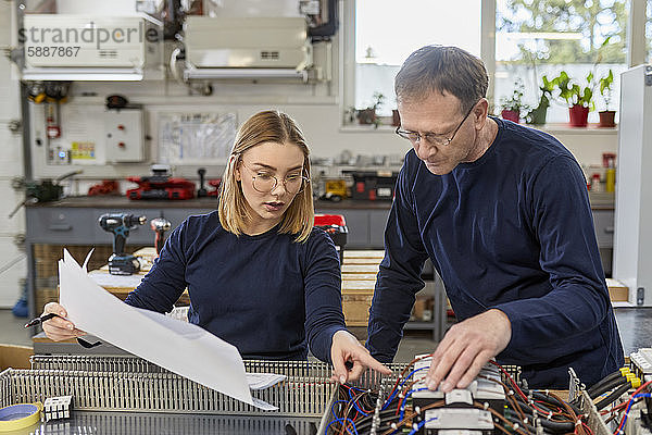 Zwei Elektriker arbeiten in der Werkstatt an Schaltkreisen