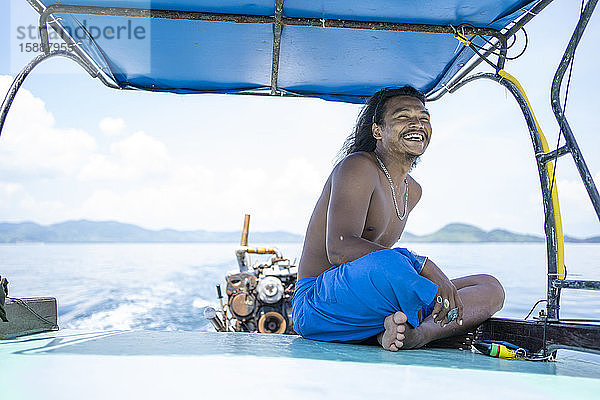 Glücklicher junger Einheimischer auf einer Bootsfahrt  Ko Yao Yai  Thailand