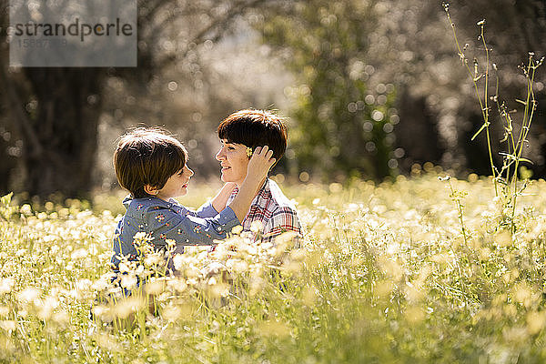 Mutter und Tochter auf einem Feld mit Wildblumen