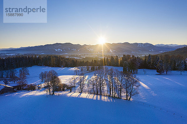 Deutschland  Bayern  Buchberg  Drohnenansicht des Alpenvorlandes bei winterlichem Sonnenaufgang