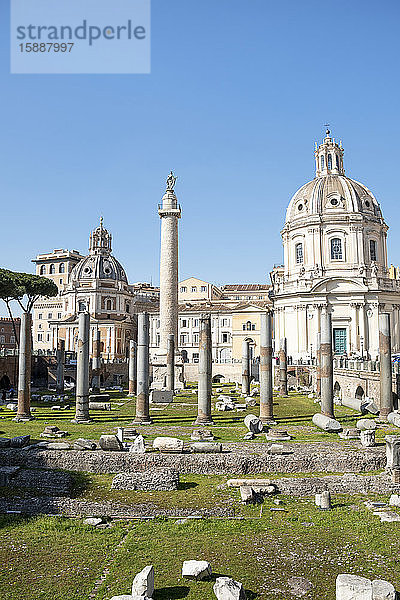 Italien  Rom  Trajansforum und Kirche des Allerheiligsten Namens Mariens auf dem Trajansforum