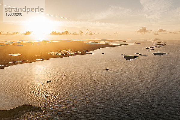 Karibik  Bahamas  Drohnenansicht der nordöstlichen Küste von Exuma bei Sonnenuntergang