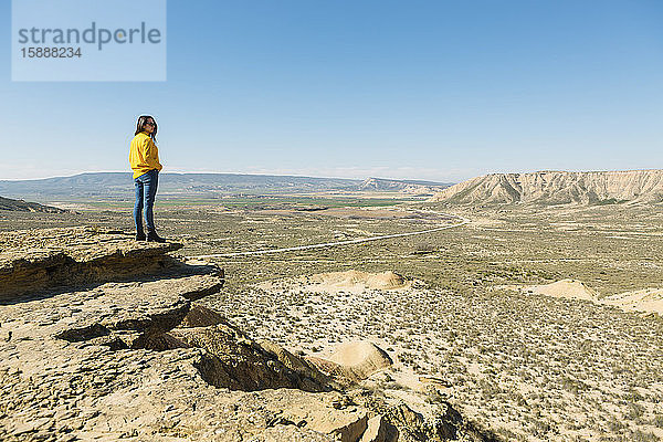 Frau genießt die Aussicht in der Wüstenlandschaft von Bardenas Reales  Arguedas  Navarra  Spanien